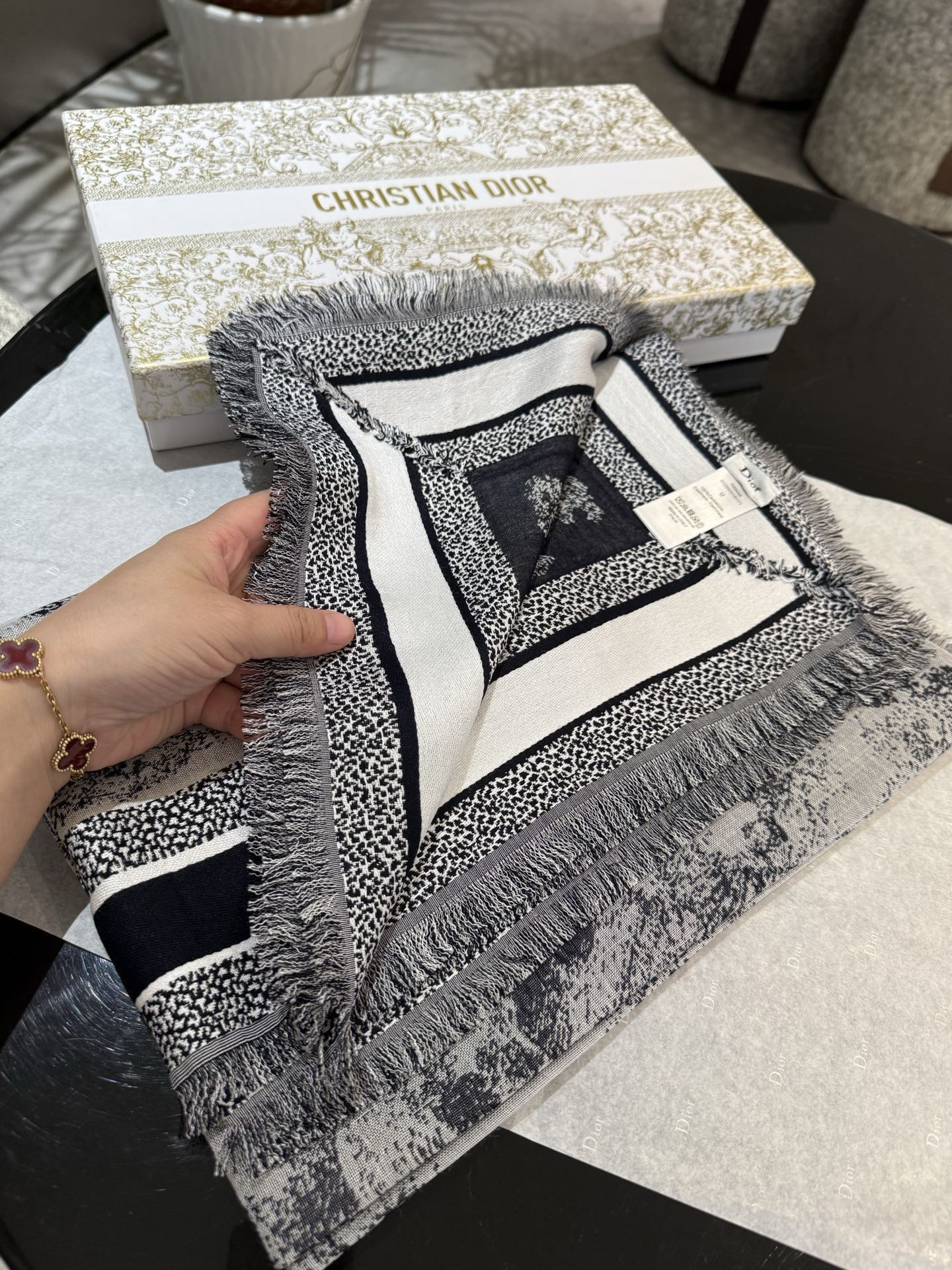 ￼ P高版本【方巾】D家披肩❤️经典动物图案👍搭配丝毛混纺的华美质感，与成衣和配饰系列单品搭配相宜。尺寸