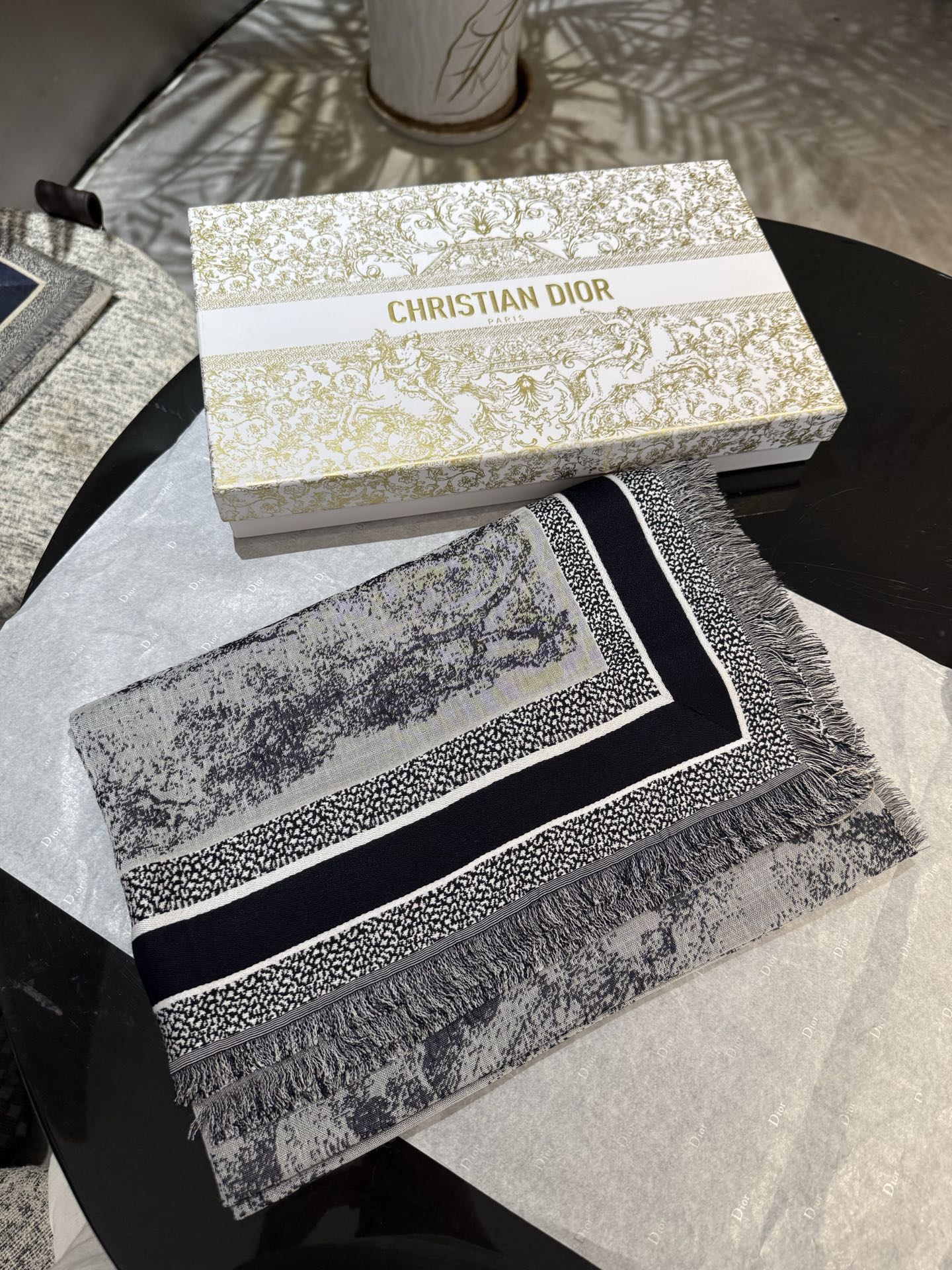 ￼ P高版本【方巾】D家披肩❤️经典动物图案👍搭配丝毛混纺的华美质感，与成衣和配饰系列单品搭配相宜。尺寸