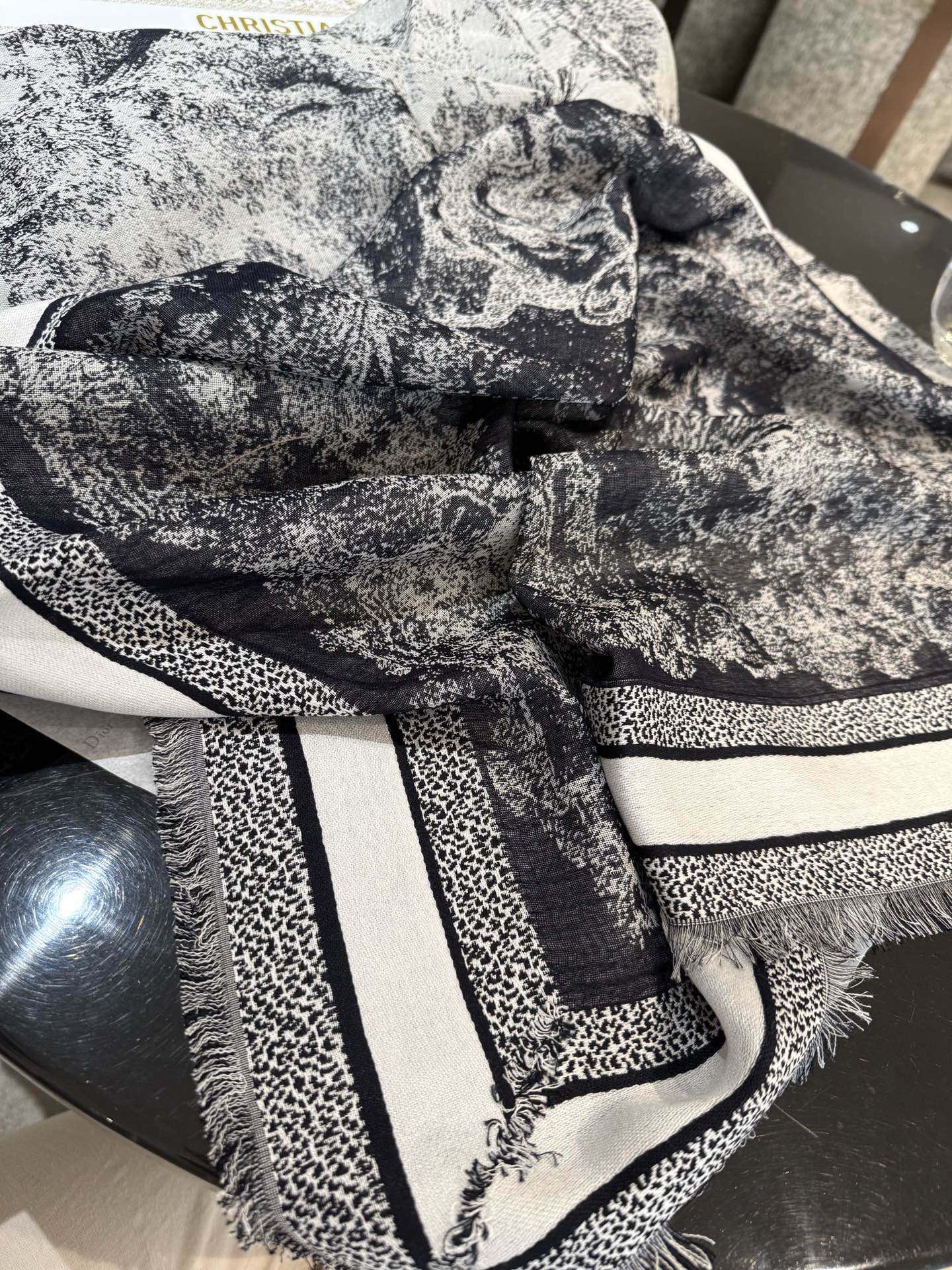 ￼ P高版本【方巾】D家披肩❤️经典动物图案👍搭配丝毛混纺的华美质感，与成衣和配饰系列单品搭配相宜。尺寸