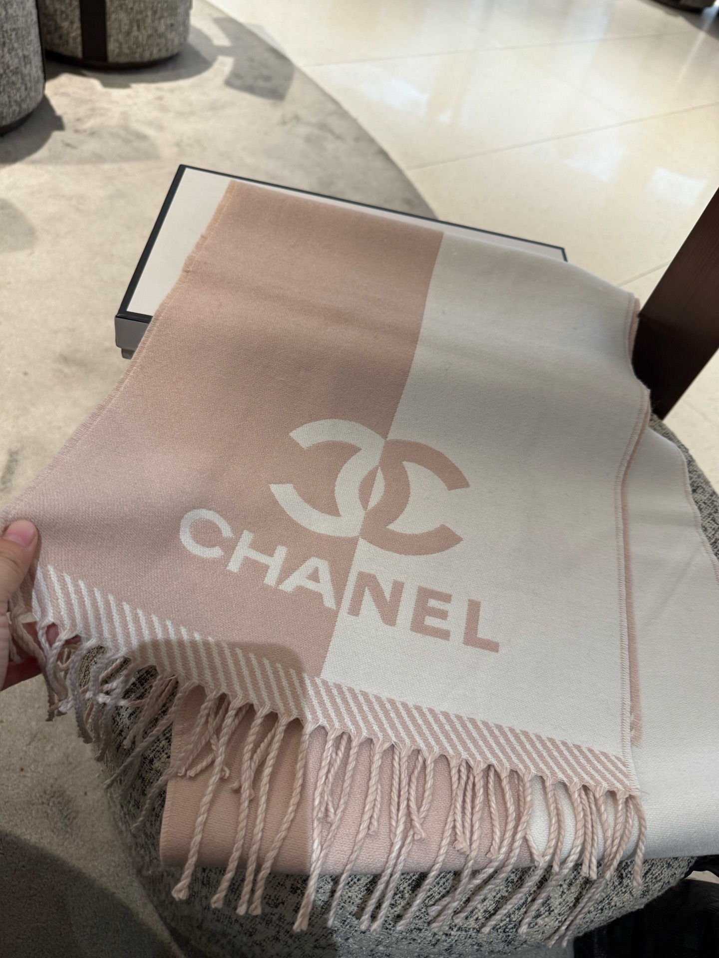 P𝐂𝐇𝐀𝐍𝐄𝐋新《双面拼色提花》裸粉色 Size：184x34cm (不含流苏) 目测是大爆款！双面异色提花 两面完全相