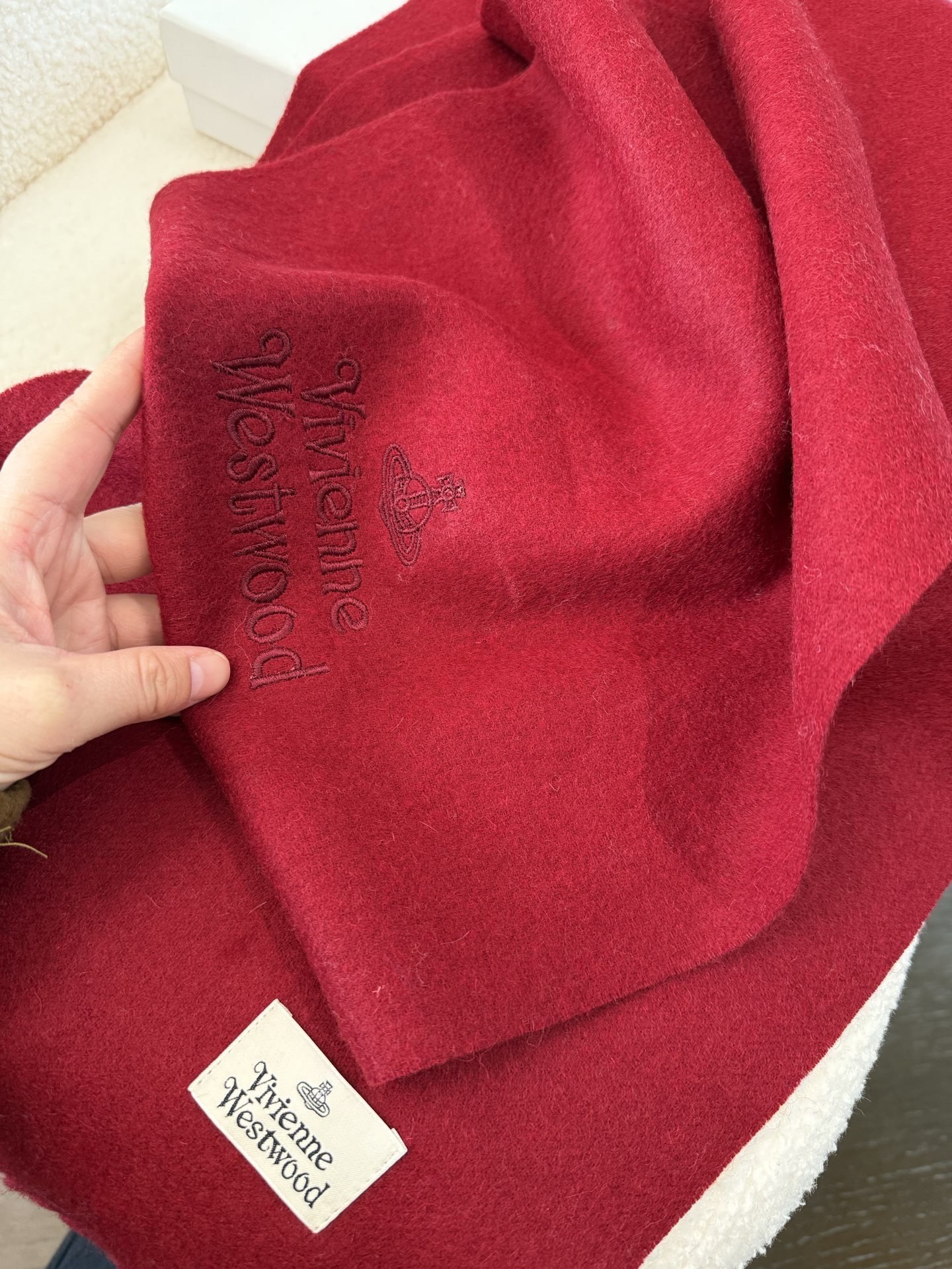 。小红书爆款“Vivienne Westwood”薇薇安西太后羊绒羊毛围巾❗ 西太后 英国时装设计师，时
