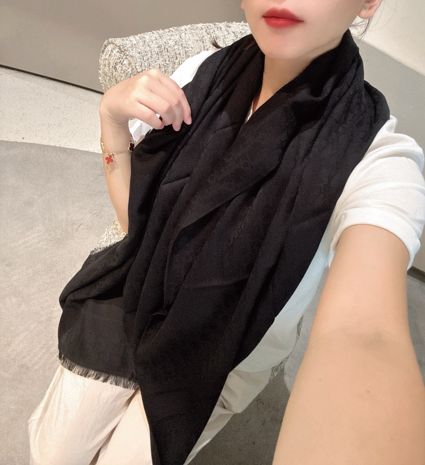 。高版本😈Dior披肩❤️经典方巾字母👍搭配丝毛混纺的华美质感，与成衣和配饰系列单品搭配相宜。尺寸：14