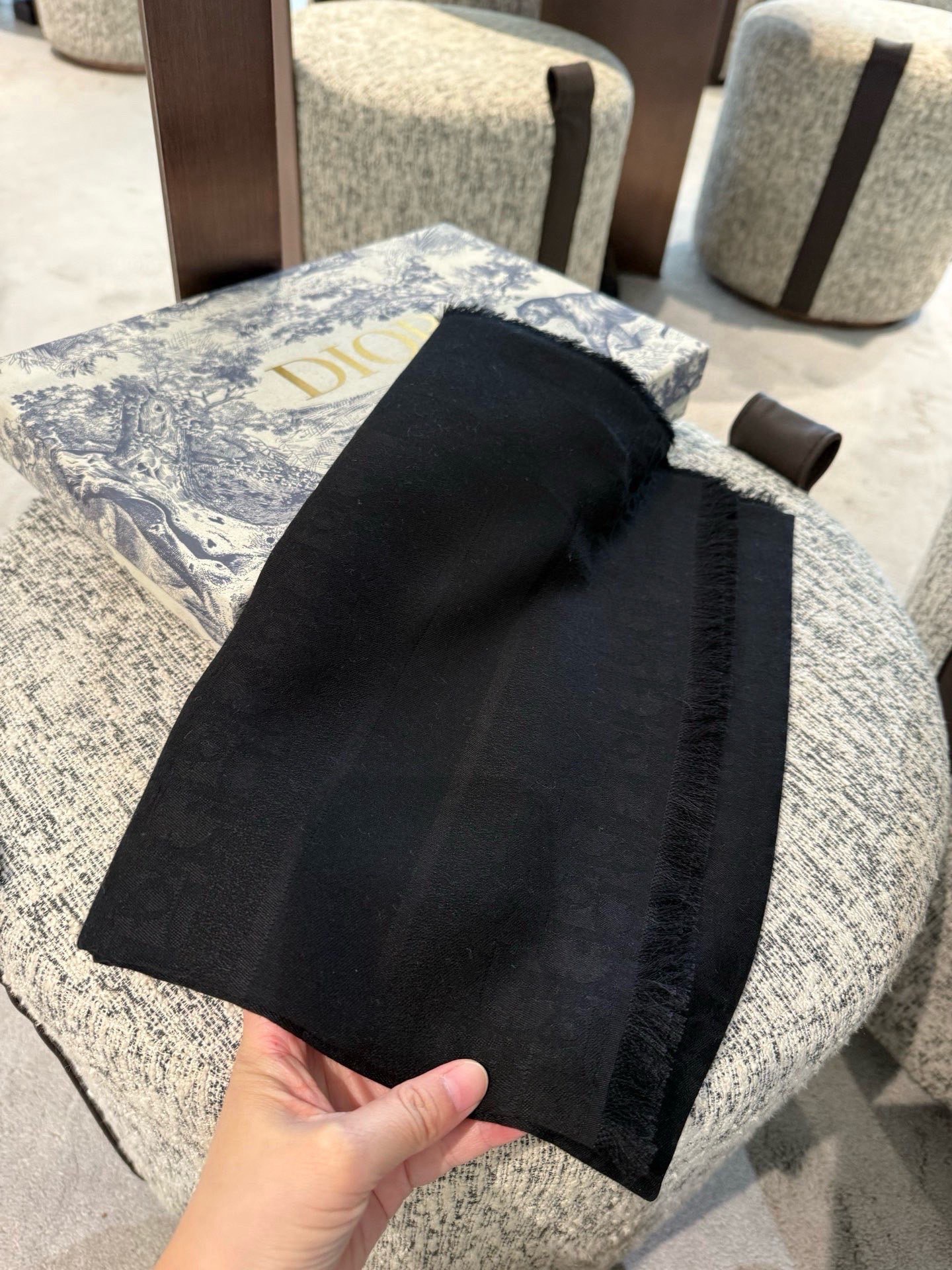 。高版本😈Dior披肩❤️经典方巾字母👍搭配丝毛混纺的华美质感，与成衣和配饰系列单品搭配相宜。尺寸：14