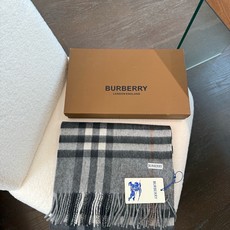 最新版专柜 (对版新标蓝线)王牌口碑burberry经典羊绒格子围巾‼️专柜最新品相,目前专柜都换上了新标👍经典中的经典 最新版专柜 (对版新标蓝线)王牌口碑burberry经典羊绒格子围巾‼️专柜最新品相,目前专柜都换上了新标👍经典中的经典