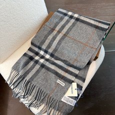 最新版专柜 (对版新标蓝线)王牌口碑burberry经典羊绒格子围巾‼️专柜最新品相,目前专柜都换上了新标👍经典中的经典 最新版专柜 (对版新标蓝线)王牌口碑burberry经典羊绒格子围巾‼️专柜最新品相,目前专柜都换上了新标👍经典中的经典