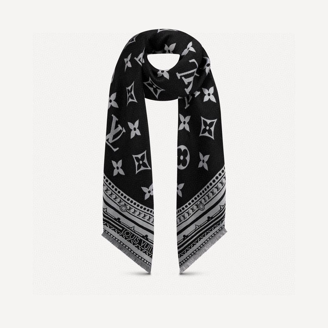 PAmazingram 长围巾为 Monogram 元素拼接援引路易威登硬箱设计的繁复饰边图案，经由提花