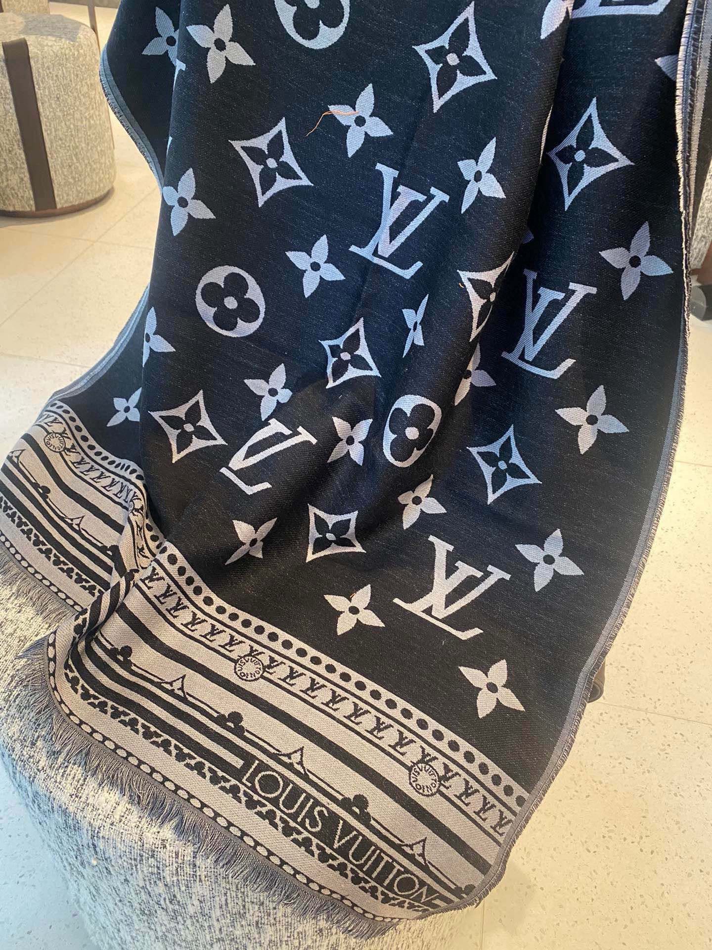 PAmazingram 长围巾为 Monogram 元素拼接援引路易威登硬箱设计的繁复饰边图案，经由提花