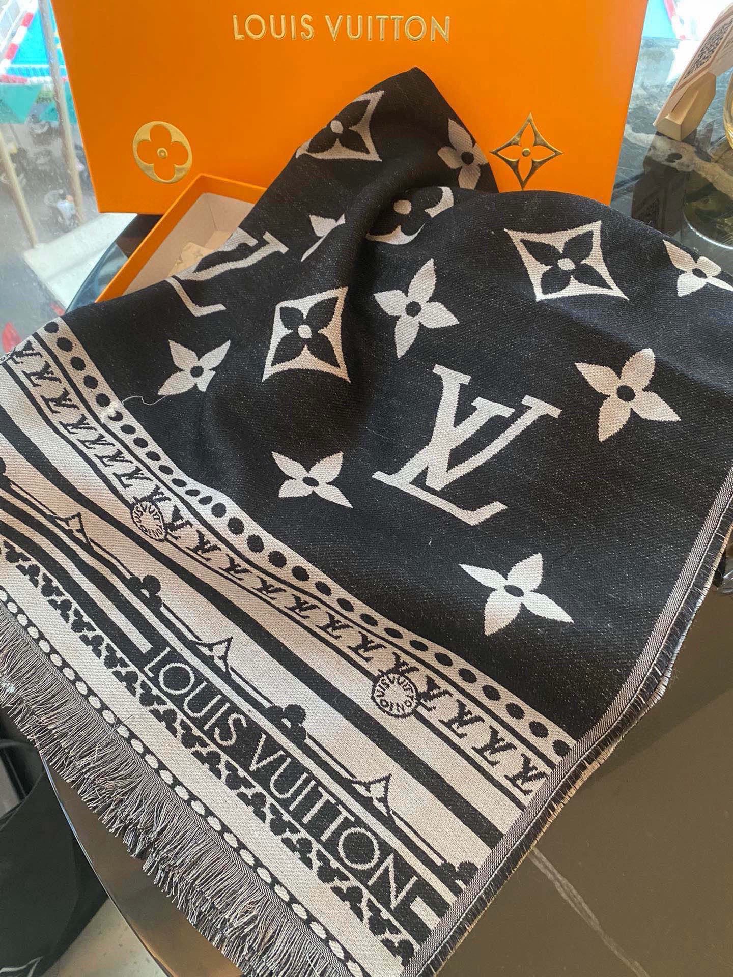 PAmazingram 长围巾为 Monogram 元素拼接援引路易威登硬箱设计的繁复饰边图案，经由提花