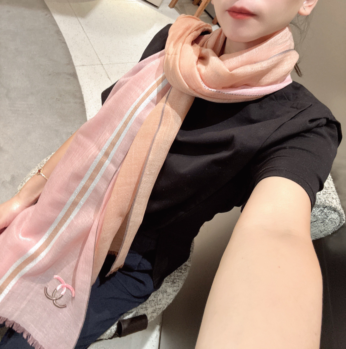 。这款当之无愧的新款爆款，香奈儿额配色打造极致奢华的大牌风，纯色配以两大创造师的经典logo，低调中彰显
