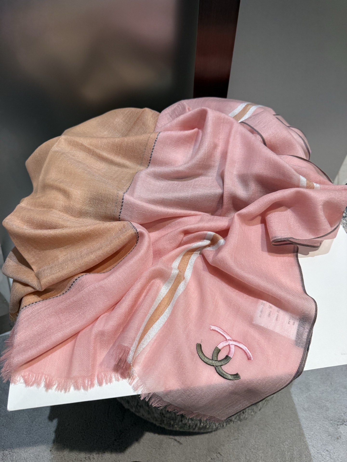 。这款当之无愧的新款爆款，香奈儿额配色打造极致奢华的大牌风，纯色配以两大创造师的经典logo，低调中彰显