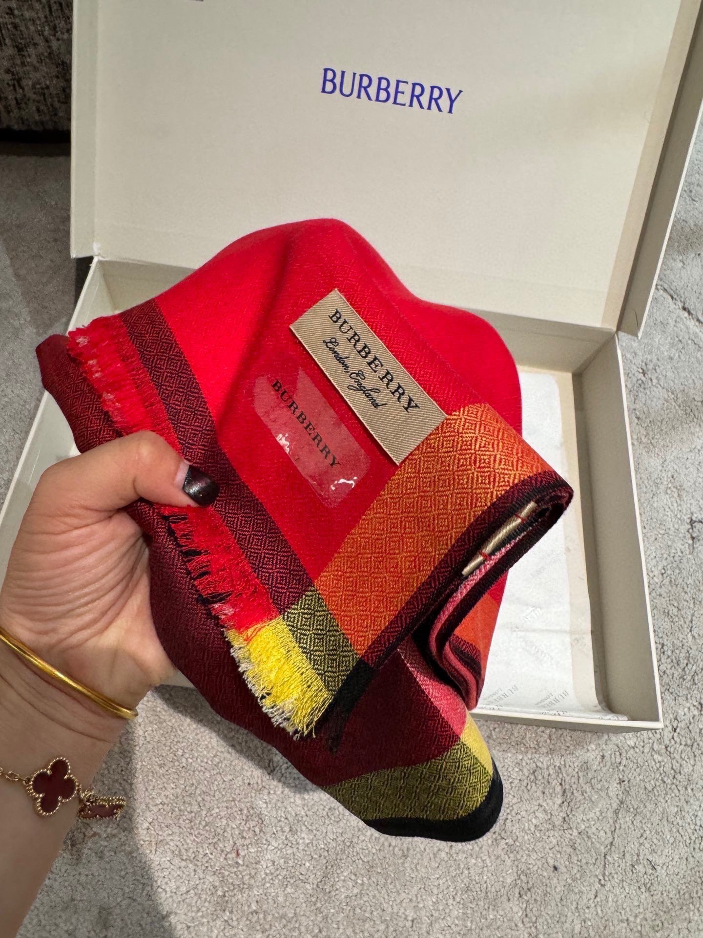 P来的太是时候有点过分惊喜🎉。年的“头啖汤”没有什么比这更新鲜的玩意了‼️闭着眼睛都知道这是burbeery的经典款系列