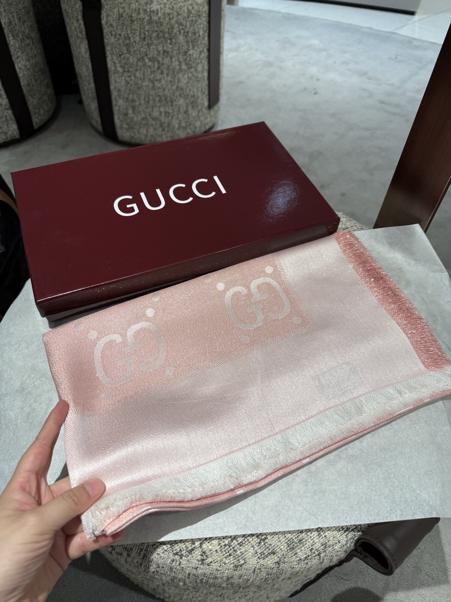 。【GG金线提花披肩140】方巾，璀璨至极，女神必备的，实物真的美得太闪耀了，品质极好‼️款式经典，大方