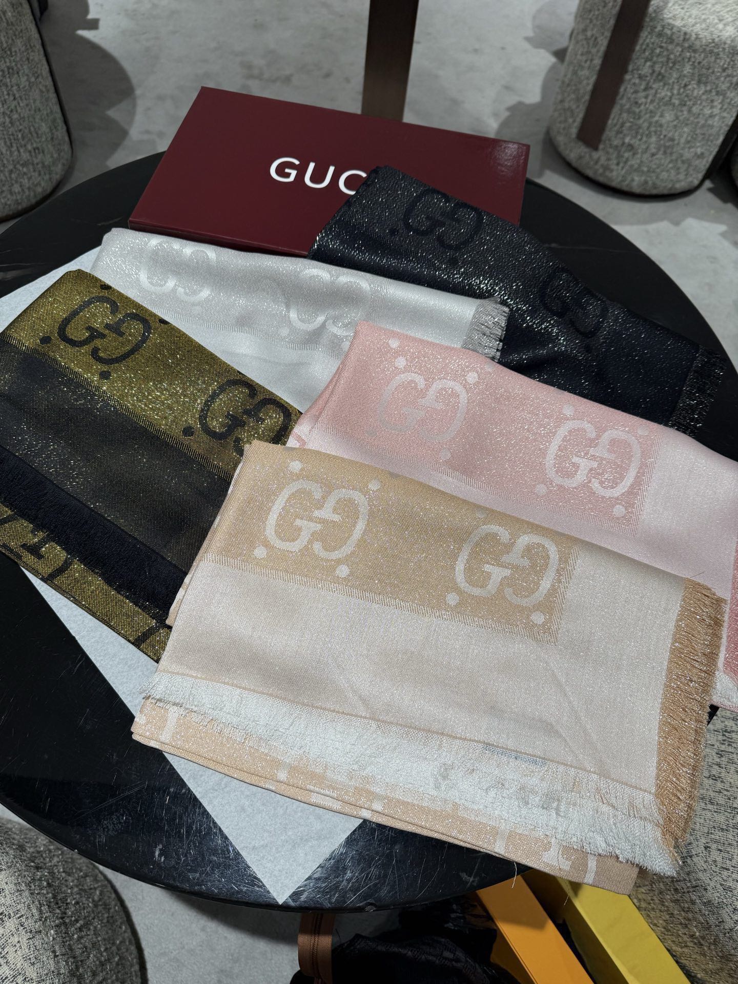 。【GG金线提花披肩140】方巾，璀璨至极，女神必备的，实物真的美得太闪耀了，品质极好‼️款式经典，大方