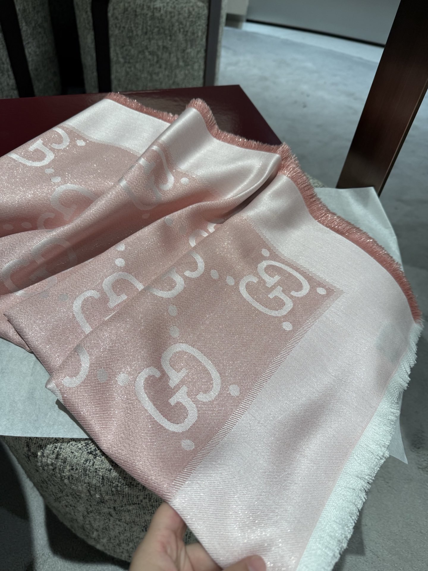 。【GG金线提花披肩140】方巾，璀璨至极，女神必备的，实物真的美得太闪耀了，品质极好‼️款式经典，大方