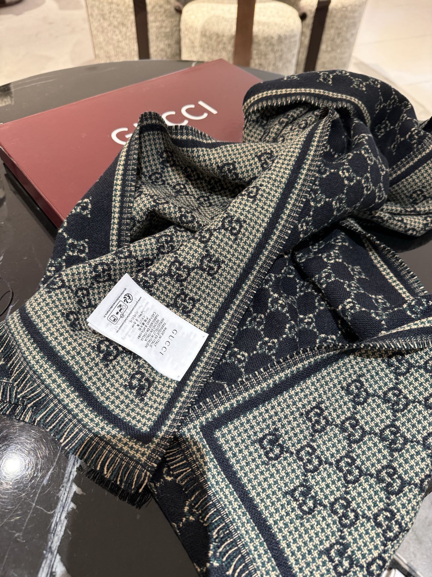 PG家最新款风格小字母 面料：羊毛，尺寸：47*180 羊毛真丝围巾，装饰超大造型设计GG图案。于1970年代首次使用的