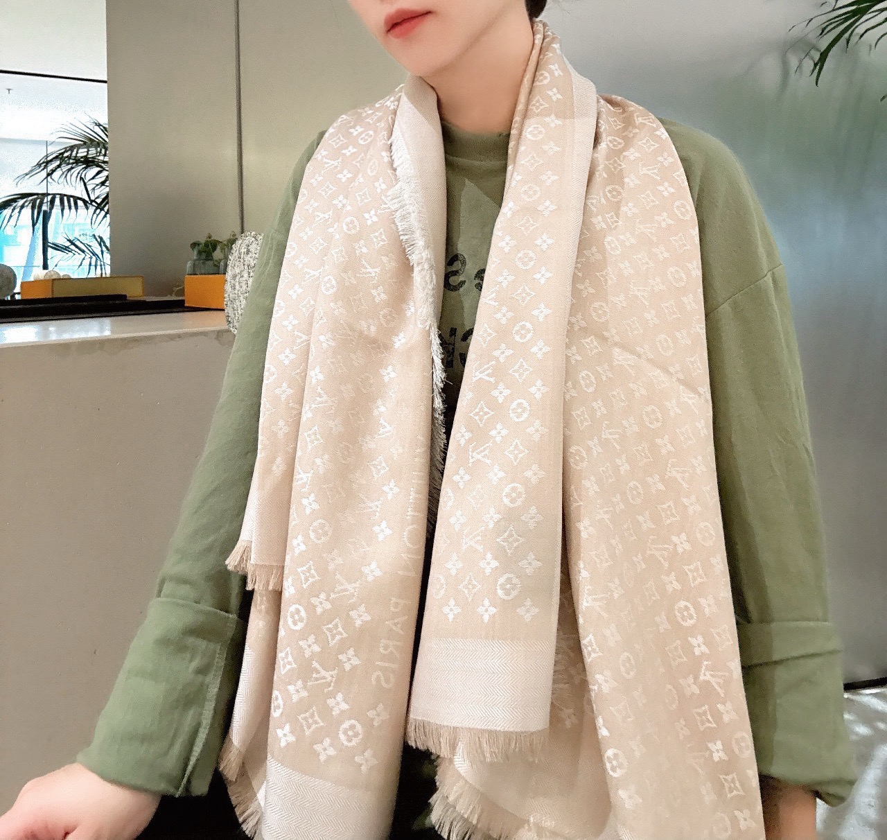 P【Lv质感好牛，超赞小披肩~！】手感巨NB，蓬松柔软，奢华有质感！！尺寸规格：120cm*120cm，70%羊毛30%