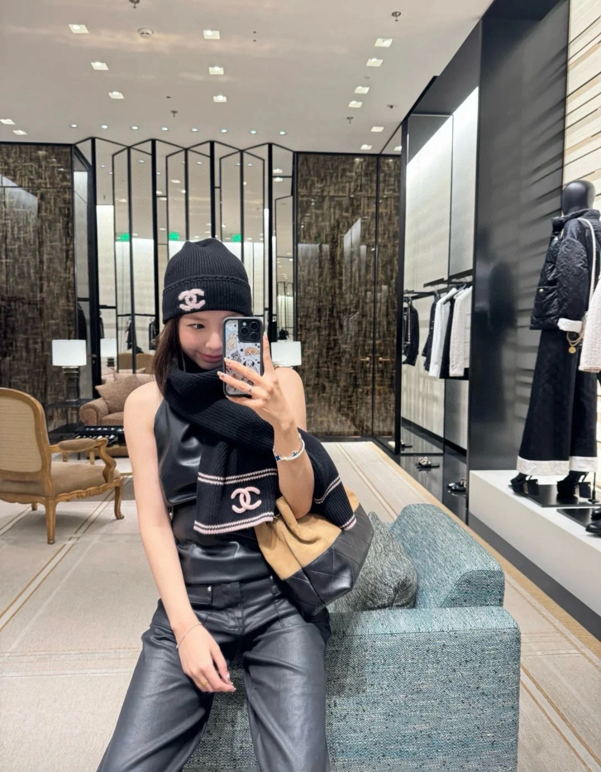 。王炸。 CHANEL 25B针织羊绒围巾，经典双C标志，米白配黑边、黑配粉边，深灰配米灰，配色高级又时
