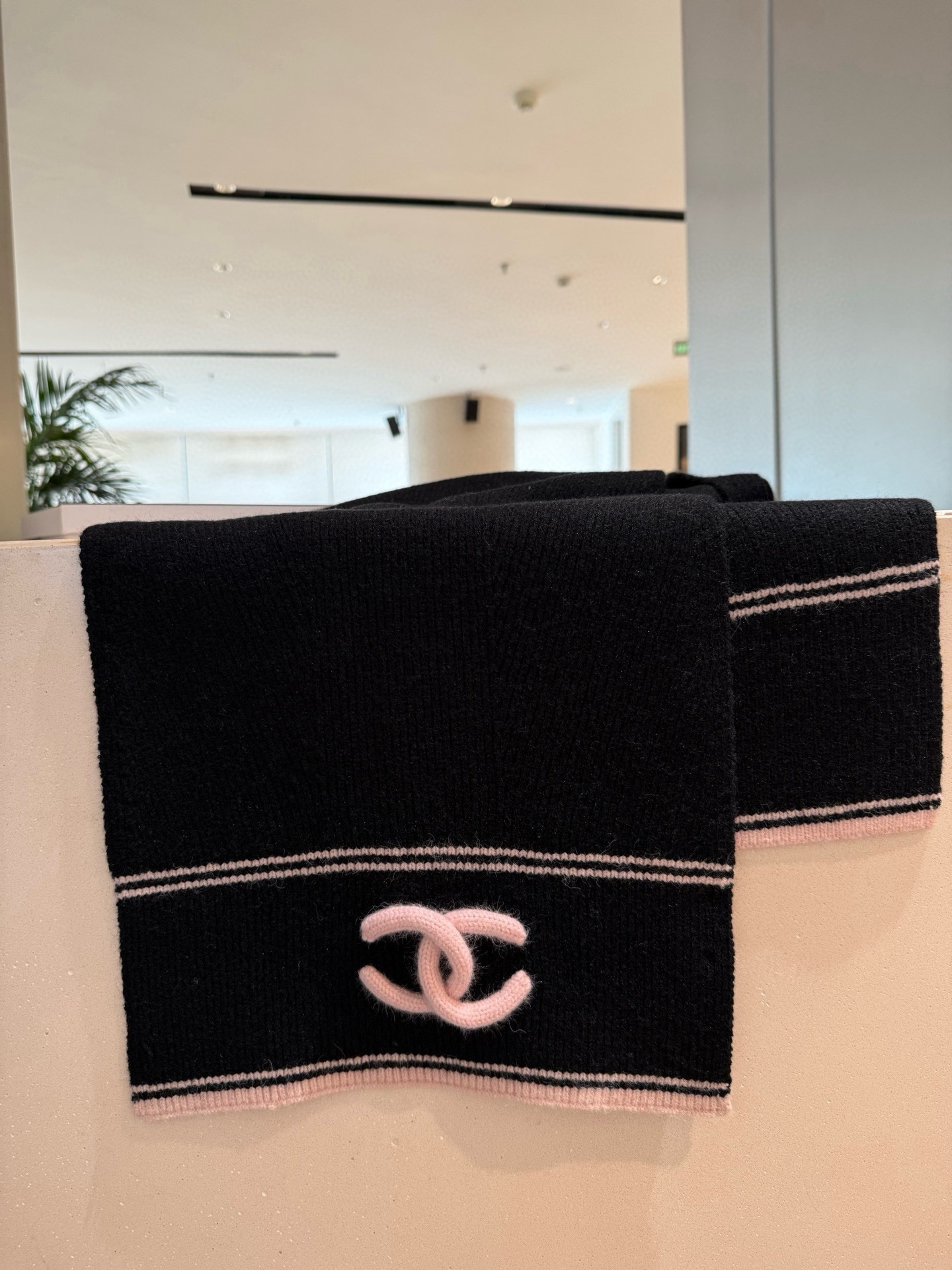 。王炸。 CHANEL 25B针织羊绒围巾，经典双C标志，米白配黑边、黑配粉边，深灰配米灰，配色高级又时