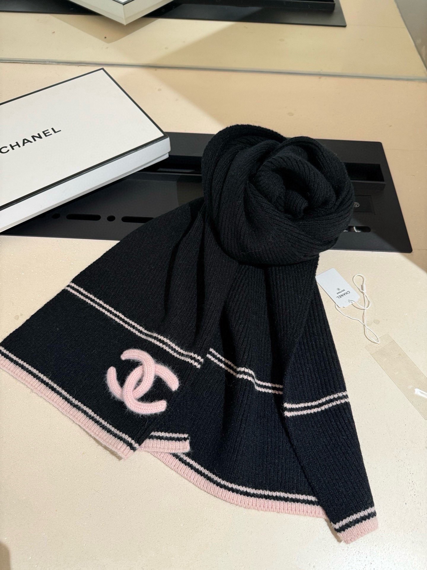 。王炸。 CHANEL 25B针织羊绒围巾，经典双C标志，米白配黑边、黑配粉边，深灰配米灰，配色高级又时