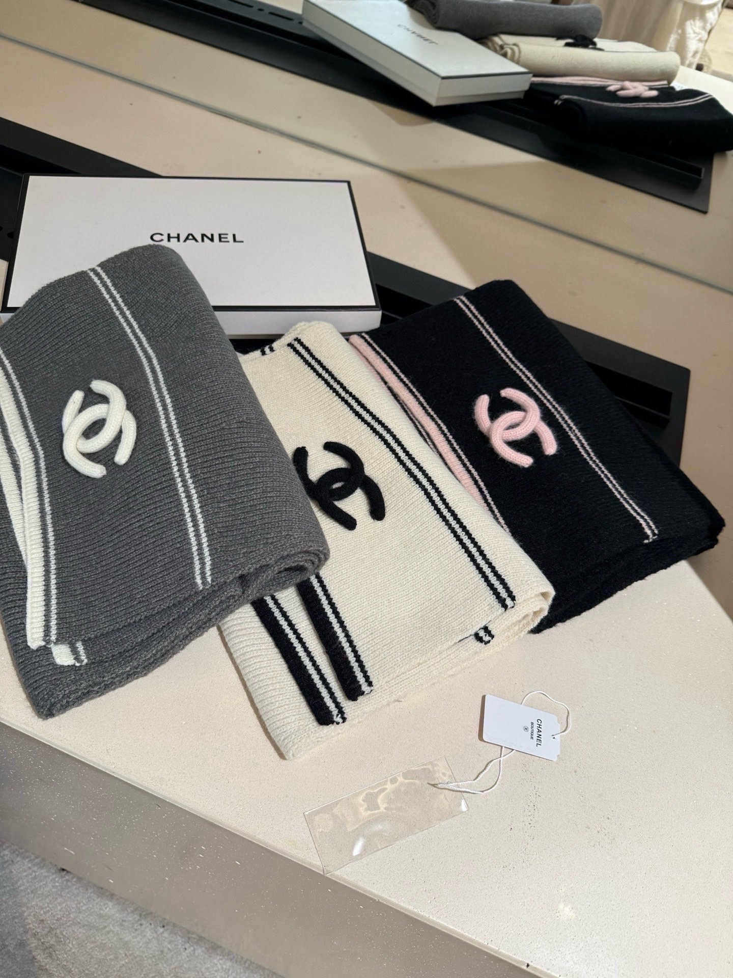 。王炸。 CHANEL 25B针织羊绒围巾，经典双C标志，米白配黑边、黑配粉边，深灰配米灰，配色高级又时