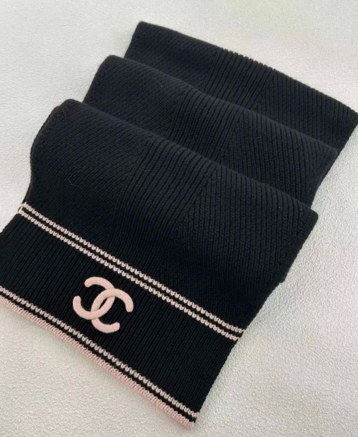 。王炸。 CHANEL 25B针织羊绒围巾，经典双C标志，米白配黑边、黑配粉边，深灰配米灰，配色高级又时
