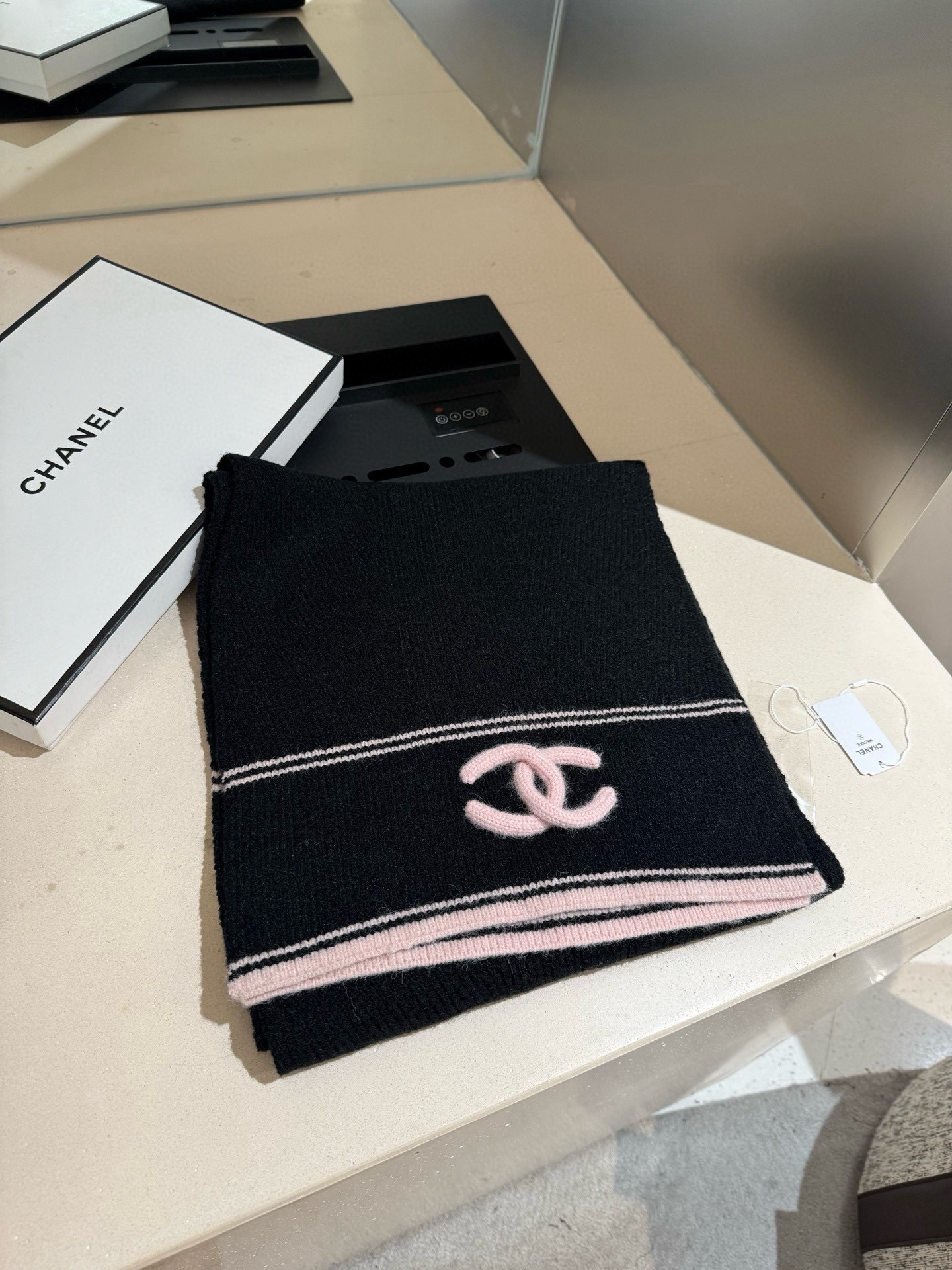 。王炸。 CHANEL 25B针织羊绒围巾，经典双C标志，米白配黑边、黑配粉边，深灰配米灰，配色高级又时