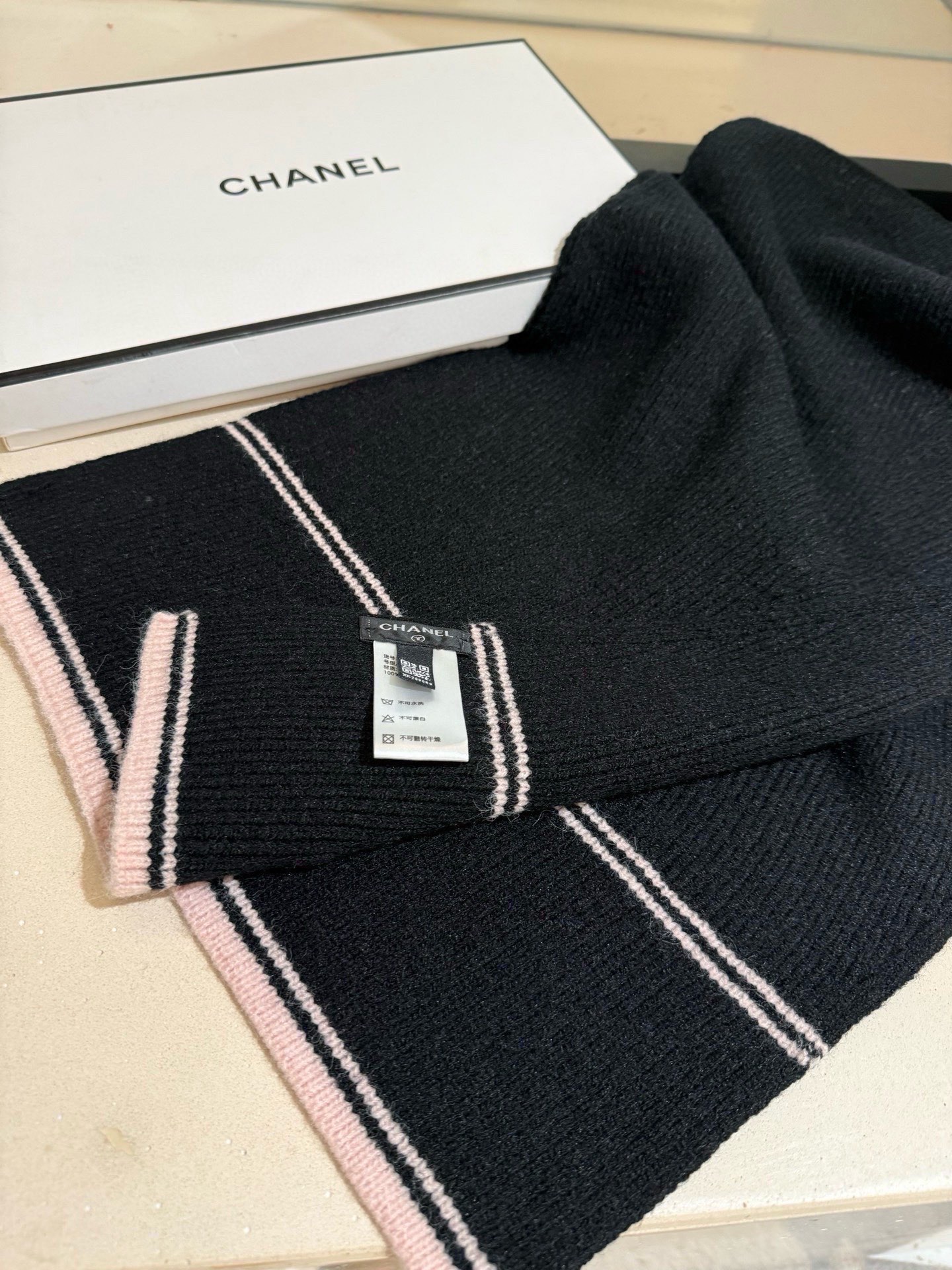。王炸。 CHANEL 25B针织羊绒围巾，经典双C标志，米白配黑边、黑配粉边，深灰配米灰，配色高级又时
