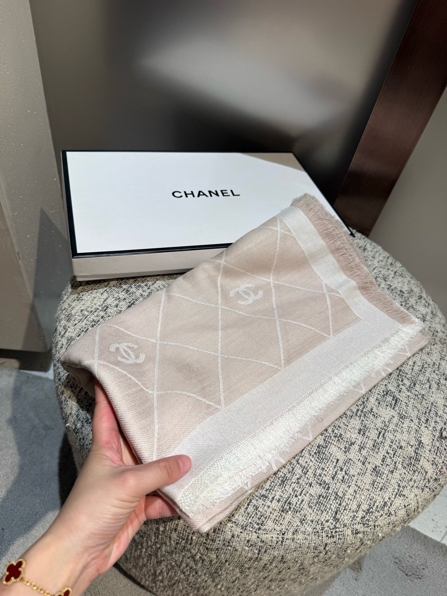 新色。2025最爆火的chanel 菱格披肩，双面设计体验不同风格穿搭，永远不会过时的经典，根本抢不到！