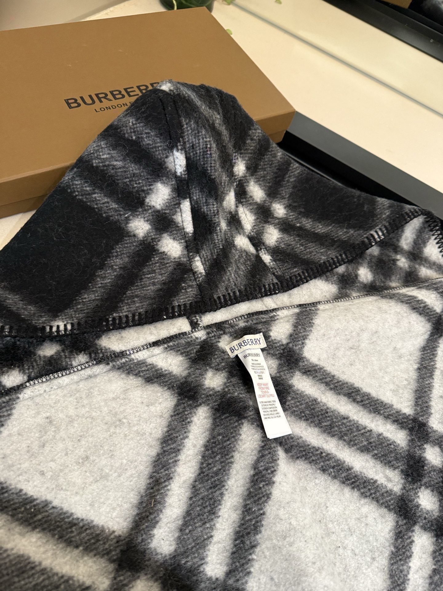 🆕 🆕 P网红最新款Burberry家专属标识连帽小披肩，围巾披肩两用，绝对市面最牛的货，真材实料的东西，这款既可以当连