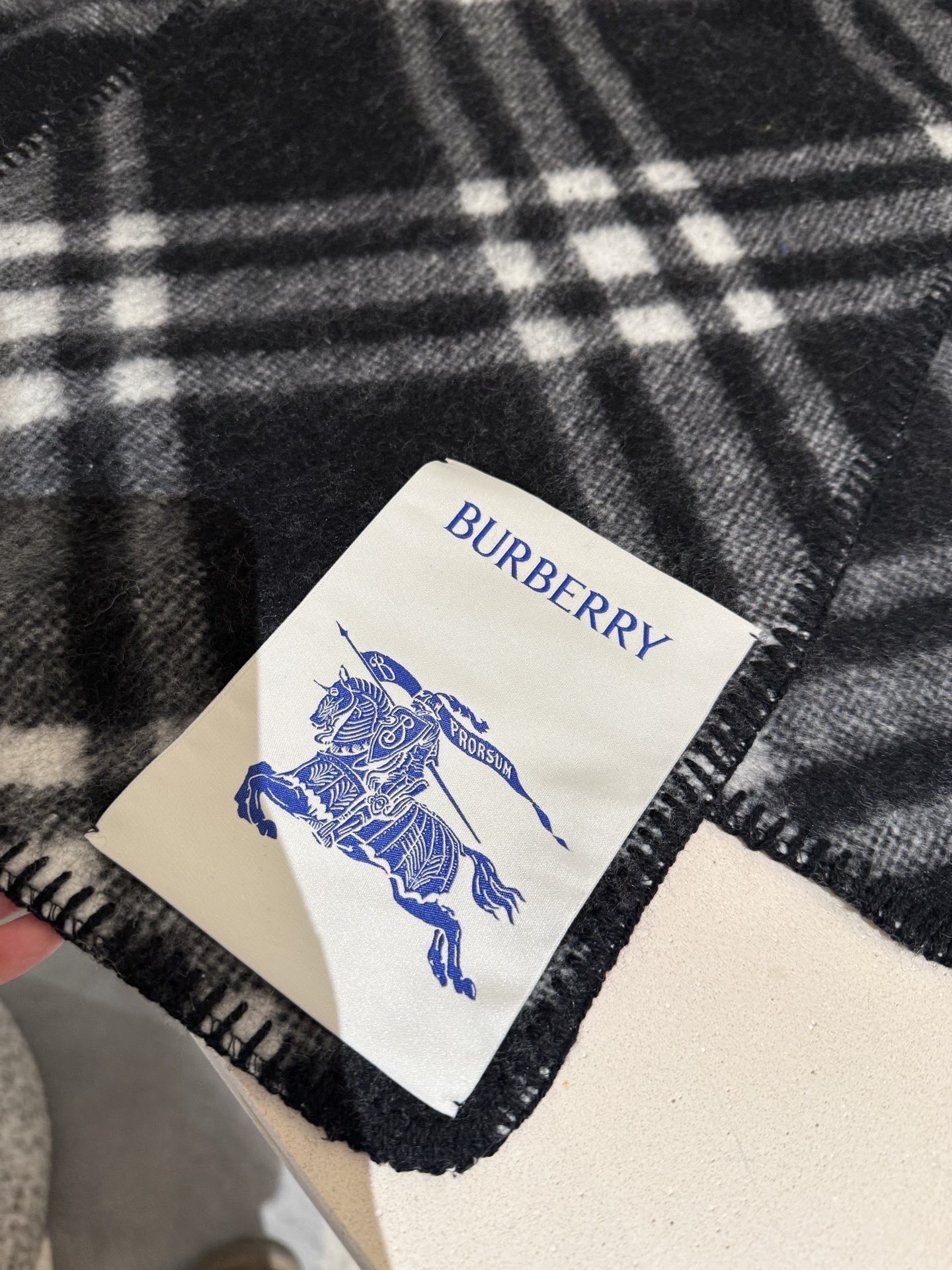 🆕 🆕 P网红最新款Burberry家专属标识连帽小披肩，围巾披肩两用，绝对市面最牛的货，真材实料的东西，这款既可以当连