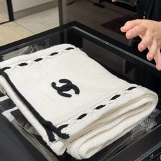 P【香家2026臻品】 全新上市,甄选顶级羊绒面料, 触感细腻如云。重工匠心独运, 以精湛手工针织工艺,融入典雅串绳细节 P【香家2026臻品】 全新上市,甄选顶级羊绒面料, 触感细腻如云。重工匠心独运, 以精湛手工针织工艺,融入典雅串绳细节