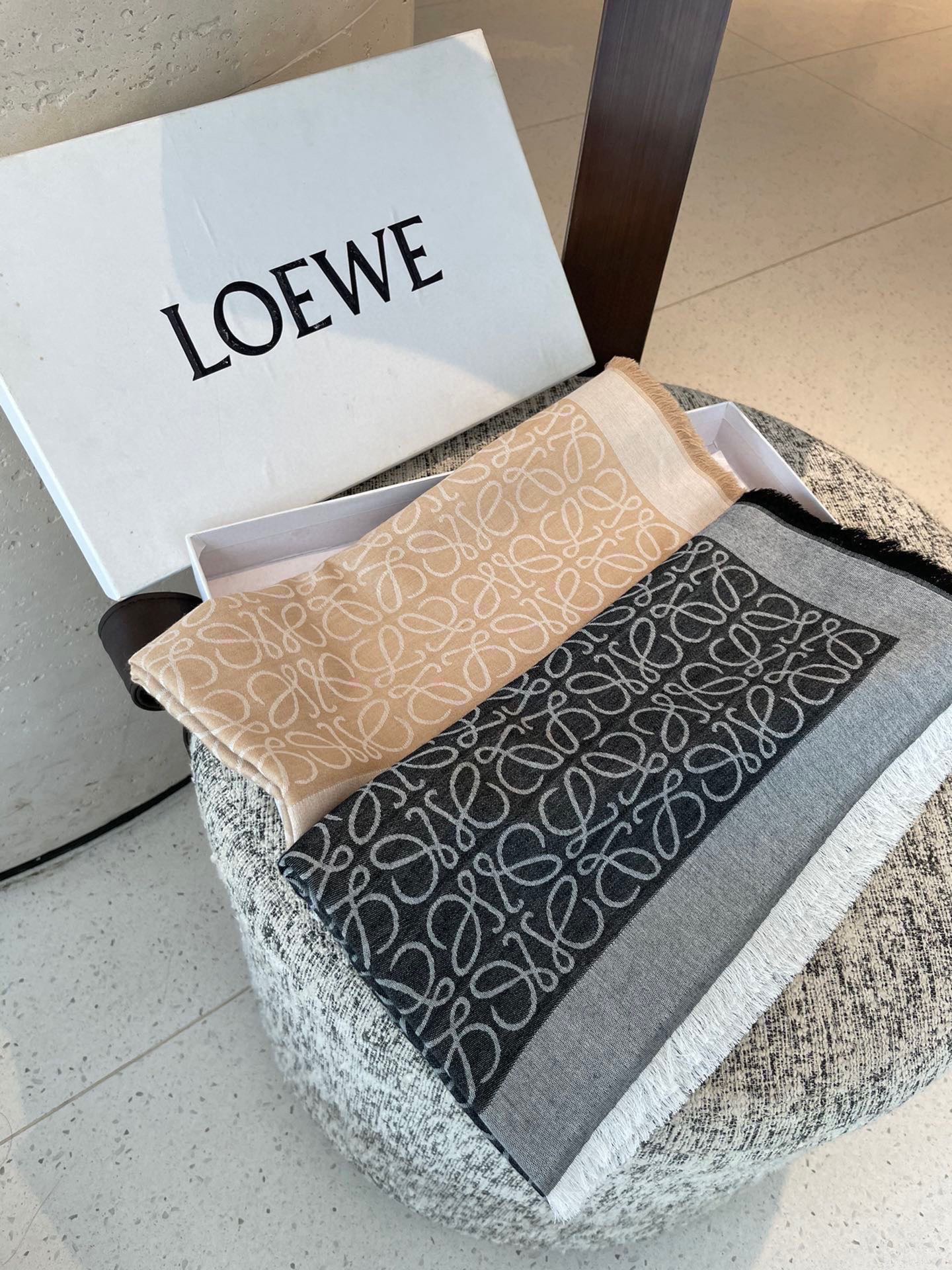 PLoewe · 罗意威作为西班牙🇪🇸的顶尖奢侈品牌，散发独特的西班牙贵族气息，低调有内涵‼️  本款为巴塞罗那橱窗定制