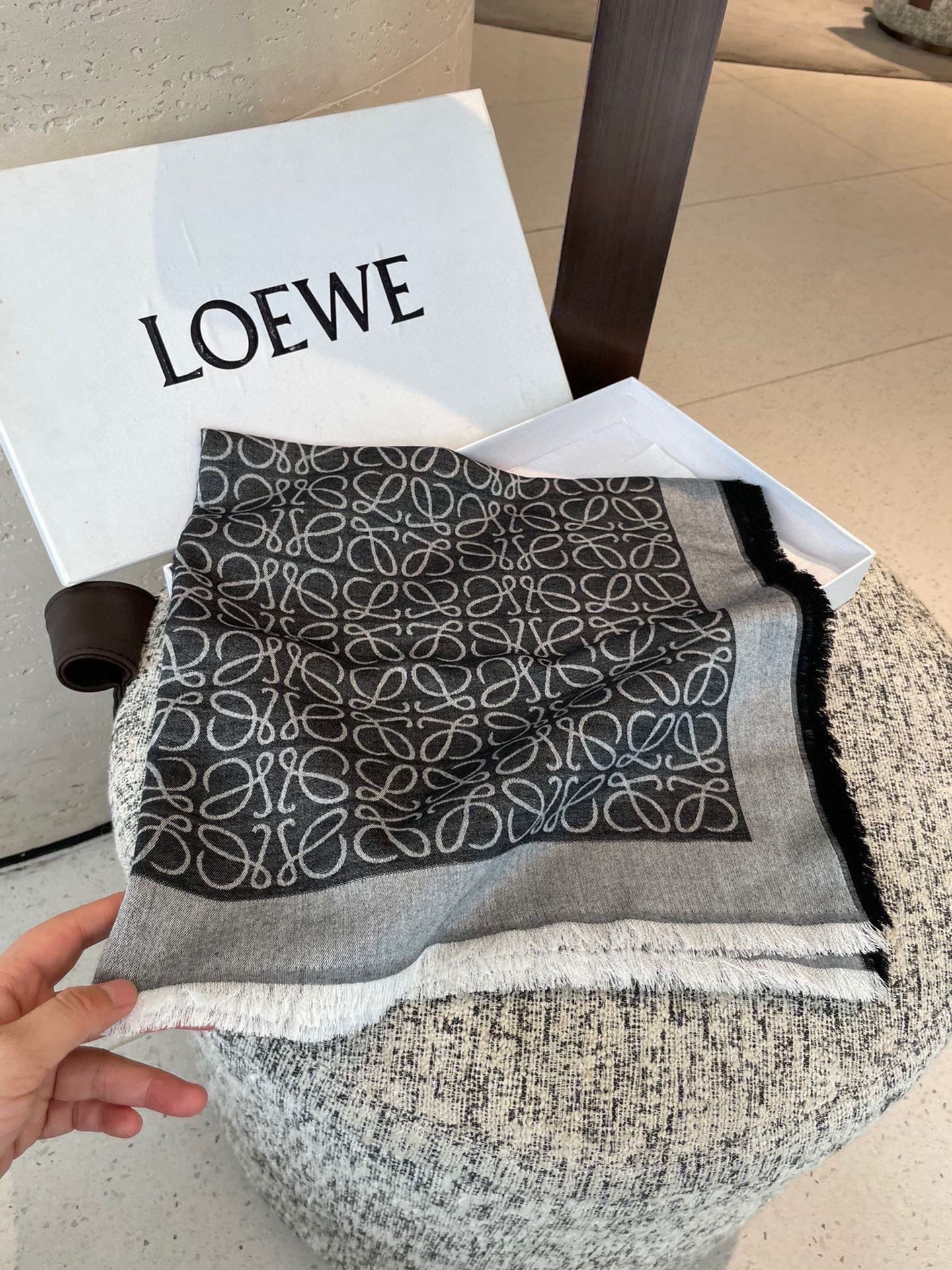 PLoewe · 罗意威作为西班牙🇪🇸的顶尖奢侈品牌，散发独特的西班牙贵族气息，低调有内涵‼️  本款为巴塞罗那橱窗定制