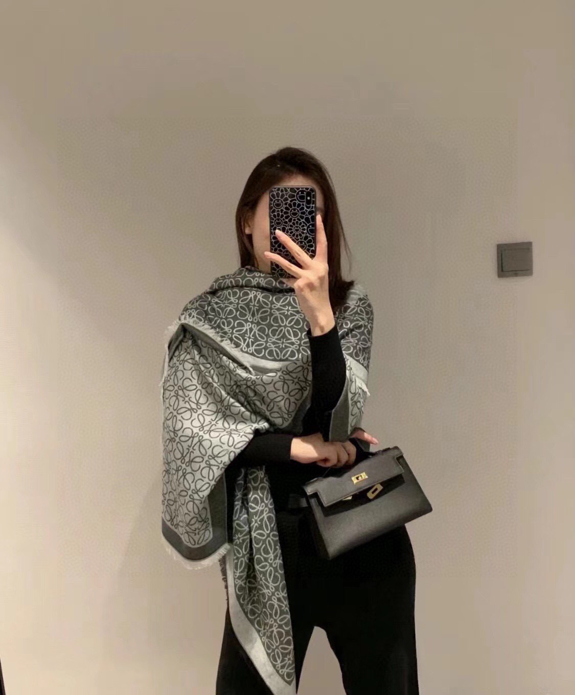 PLoewe · 罗意威作为西班牙🇪🇸的顶尖奢侈品牌，散发独特的西班牙贵族气息，低调有内涵‼️  本款为巴塞罗那橱窗定制
