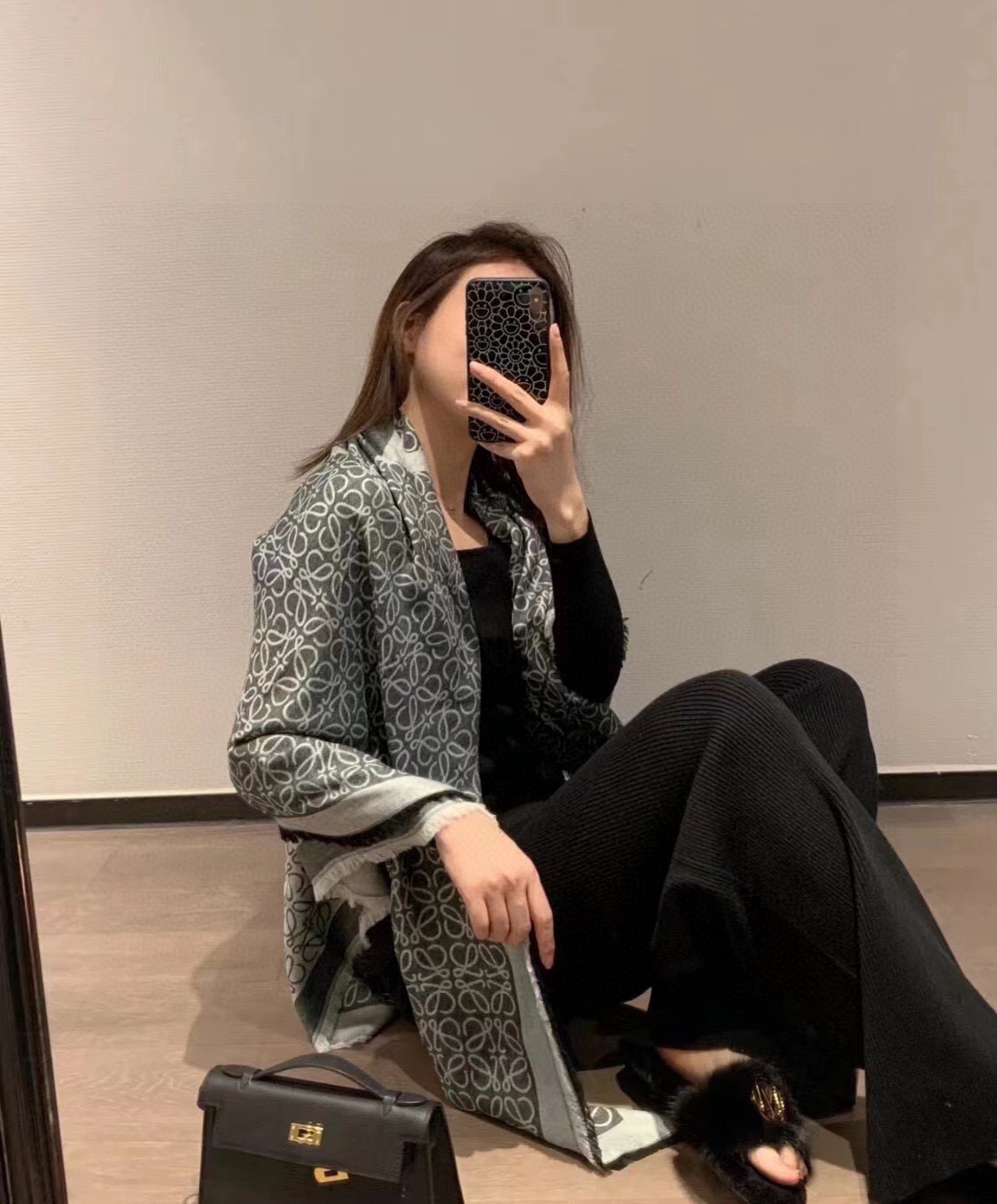 PLoewe · 罗意威作为西班牙🇪🇸的顶尖奢侈品牌，散发独特的西班牙贵族气息，低调有内涵‼️  本款为巴塞罗那橱窗定制