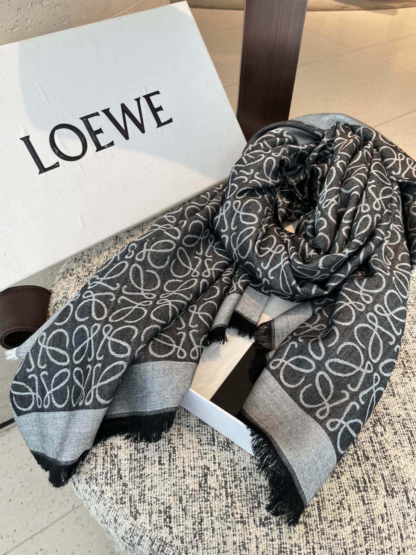 PLoewe · 罗意威作为西班牙🇪🇸的顶尖奢侈品牌，散发独特的西班牙贵族气息，低调有内涵‼️  本款为巴塞罗那橱窗定制