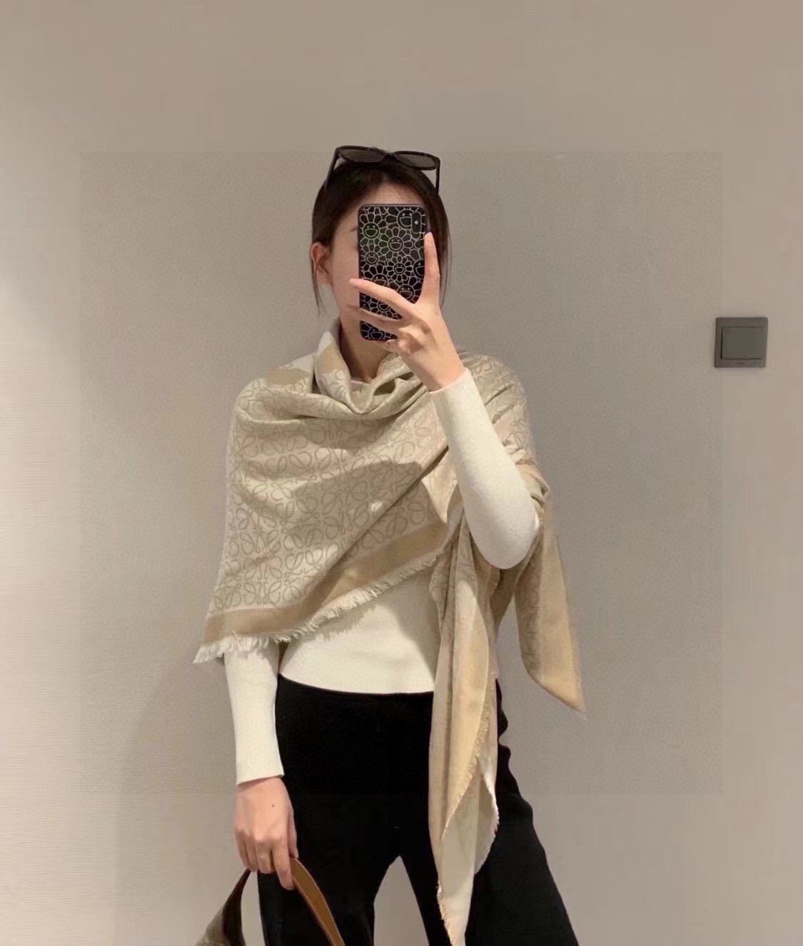 PLoewe · 罗意威作为西班牙🇪🇸的顶尖奢侈品牌，散发独特的西班牙贵族气息，低调有内涵‼️  本款为巴塞罗那橱窗定制