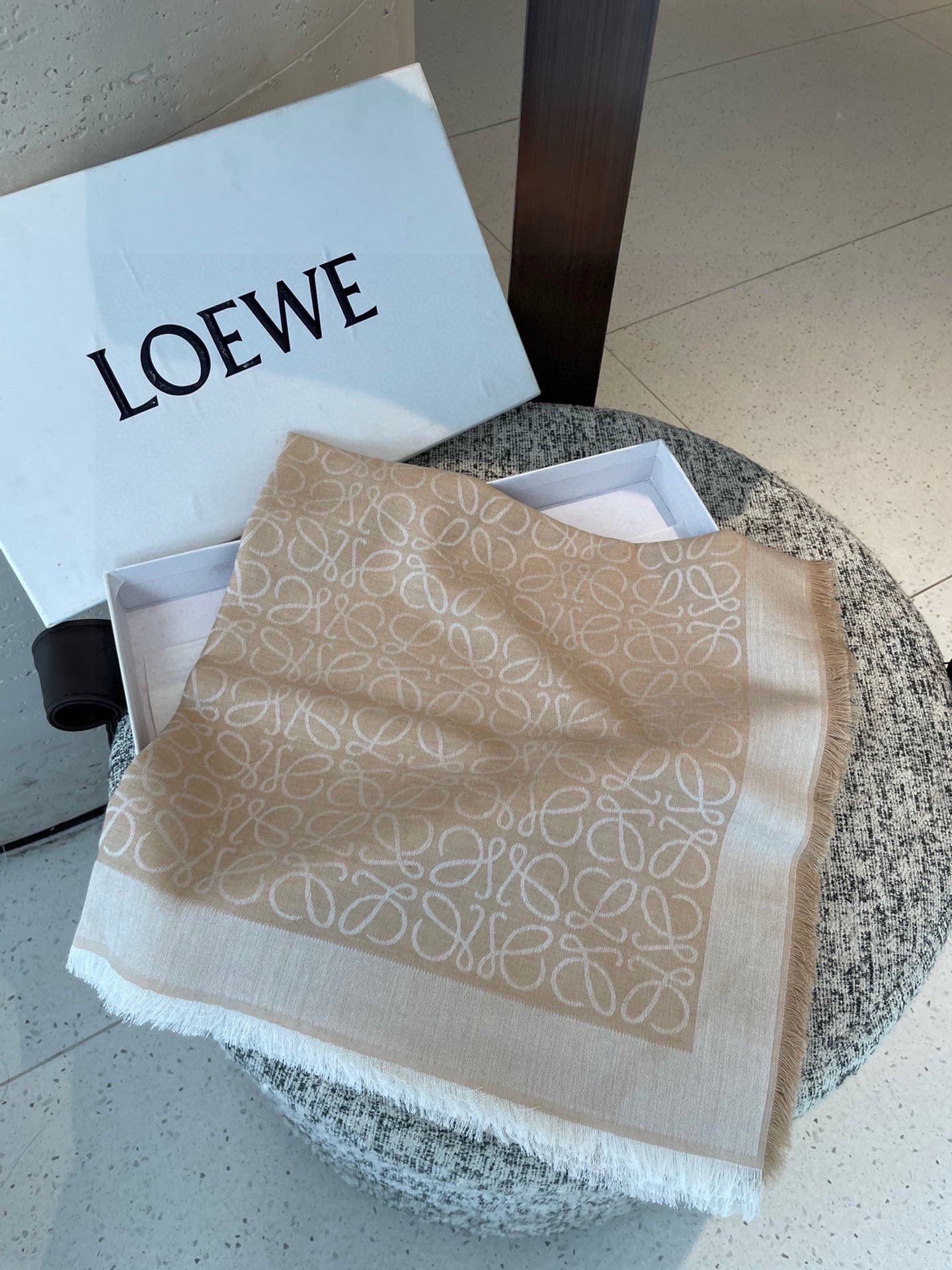 PLoewe · 罗意威作为西班牙🇪🇸的顶尖奢侈品牌，散发独特的西班牙贵族气息，低调有内涵‼️  本款为巴塞罗那橱窗定制