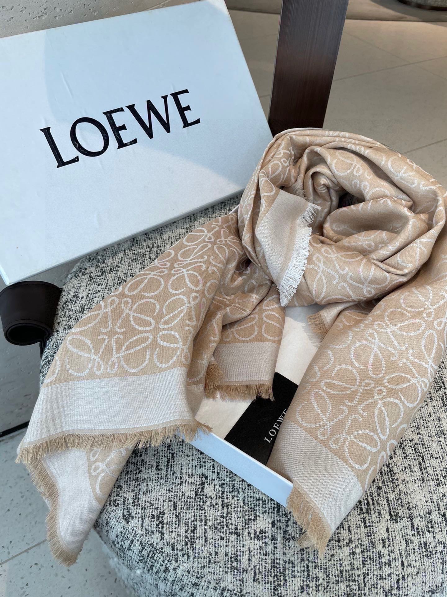 PLoewe · 罗意威作为西班牙🇪🇸的顶尖奢侈品牌，散发独特的西班牙贵族气息，低调有内涵‼️  本款为巴塞罗那橱窗定制