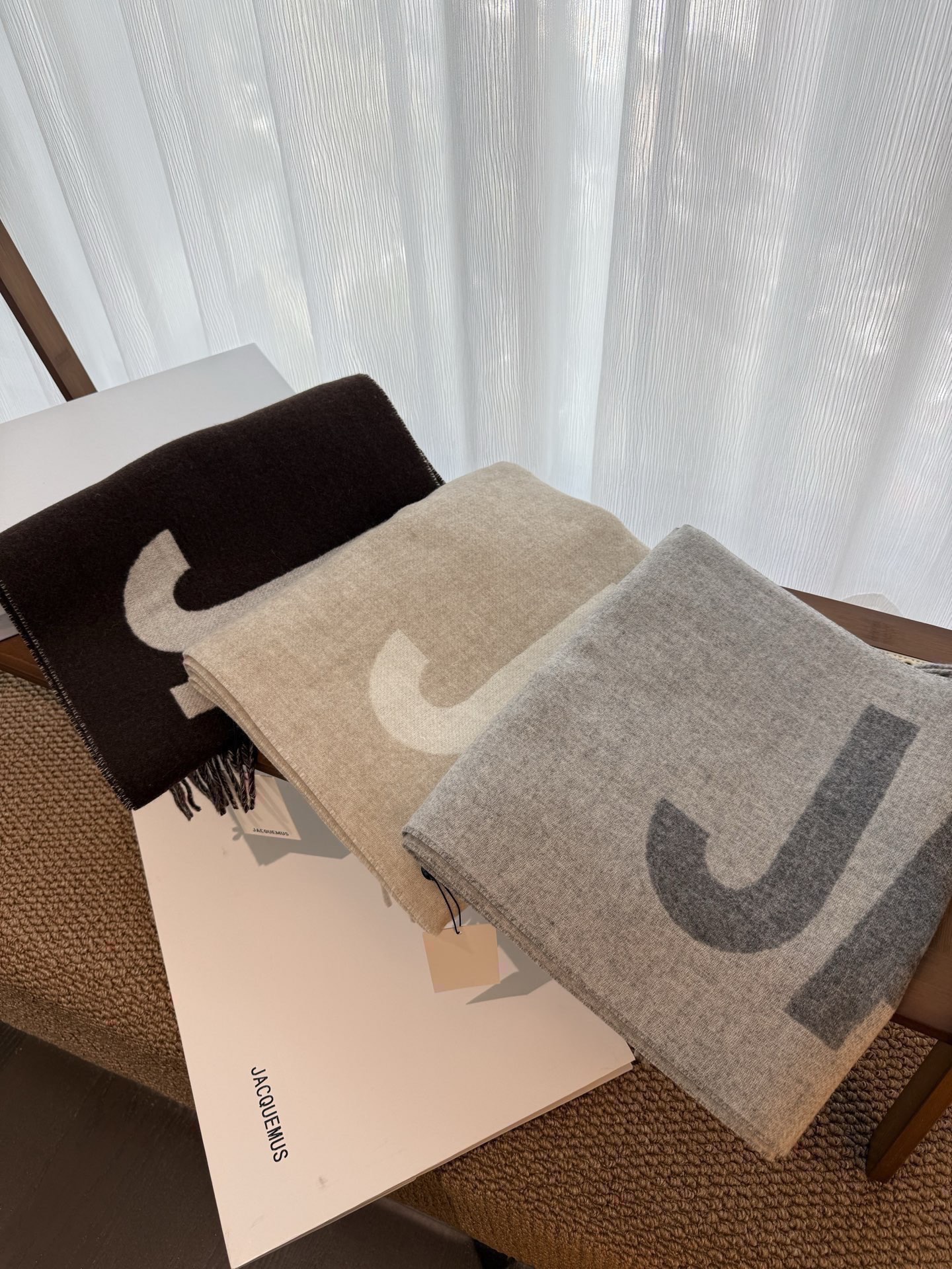PJacquemus 双面围巾❗今年真的被疯狂种草 今年冬天就非宠这条 好看的要疯掉了，太有型太有魅力了