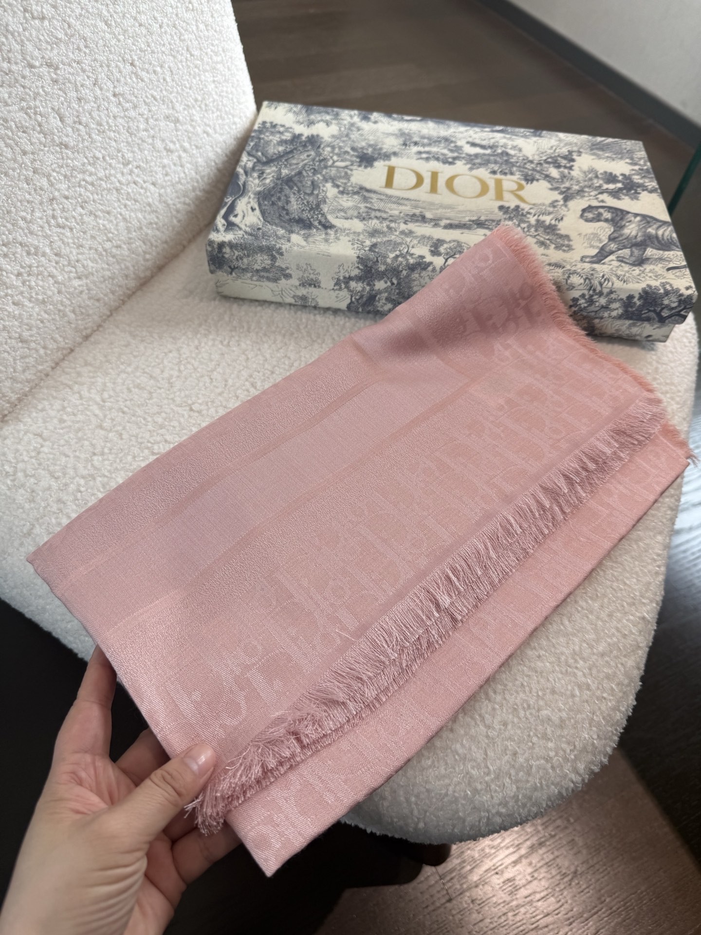 P高版本😈Dior披肩❤️经典方巾字母👍搭配丝毛混纺的华美质感，与成衣和配饰系列单品搭配相宜。尺寸：14