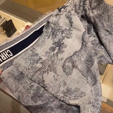  P高版本【方巾】D家披肩❤️经典动物图案👍搭配丝毛混纺的华美质感,与成衣和配饰系列单品搭配相宜。 尺寸:140 x  P高版本【方巾】D家披肩❤️经典动物图案👍搭配丝毛混纺的华美质感,与成衣和配饰系列单品搭配相宜。 尺寸:140 x