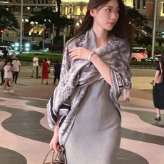  P高版本【方巾】D家披肩❤️经典动物图案👍搭配丝毛混纺的华美质感,与成衣和配饰系列单品搭配相宜。 尺寸:140 x  P高版本【方巾】D家披肩❤️经典动物图案👍搭配丝毛混纺的华美质感,与成衣和配饰系列单品搭配相宜。 尺寸:140 x