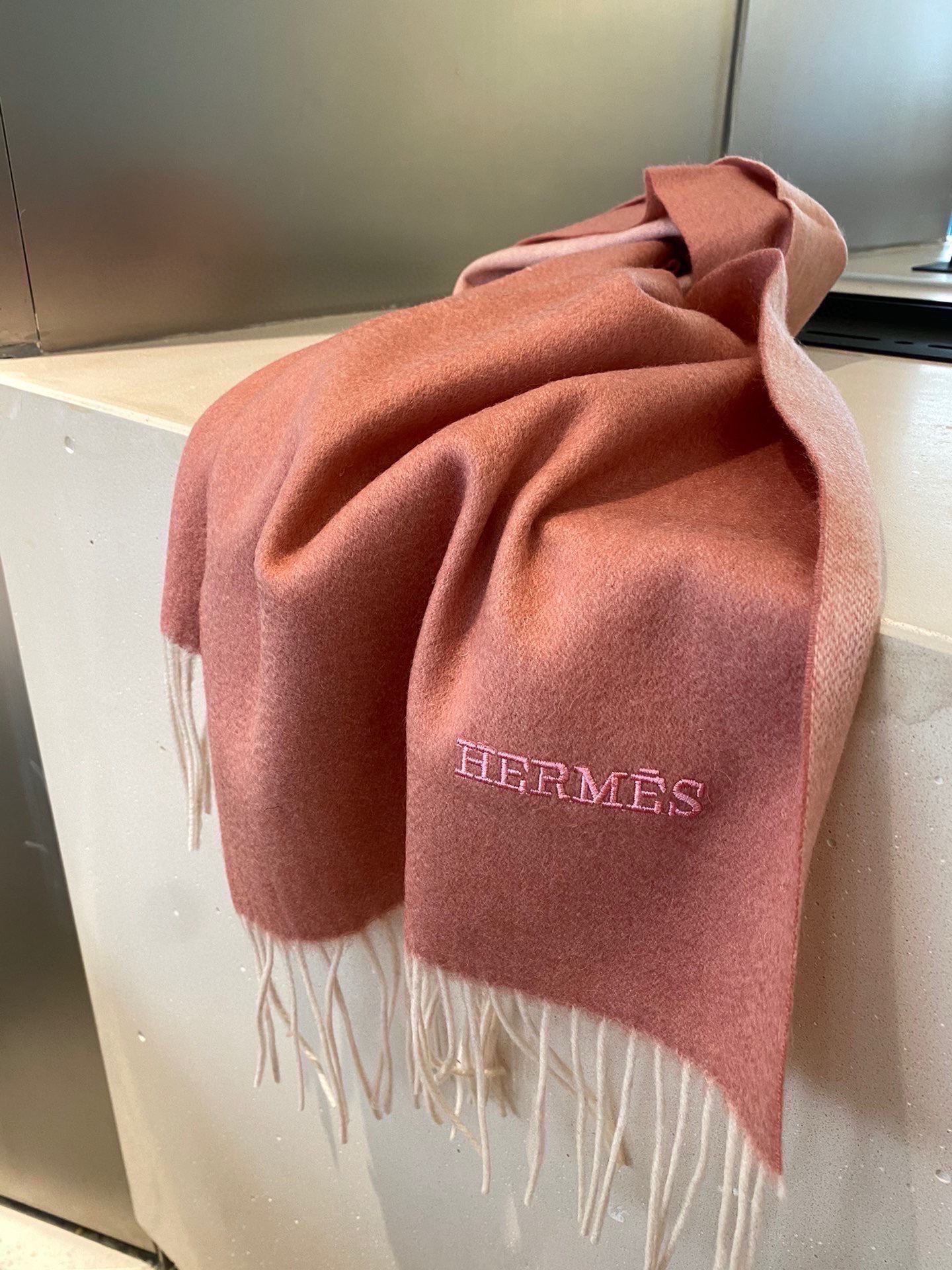PHERMES🧣爱马仕2025巴黎时装展商务男士女士通用双面羊绒披肩🔥代工厂臻选上乘的超细羊绒纤维 进行