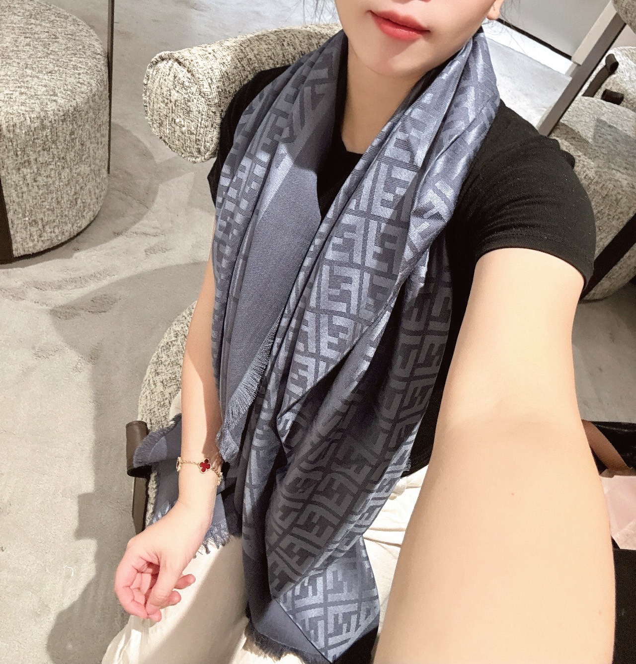 P𝐅𝐞𝐧𝐝𝐢 26新款《FF金银丝提花披肩》Size：140x140cm 材质45%羊毛，45%桑蚕丝，