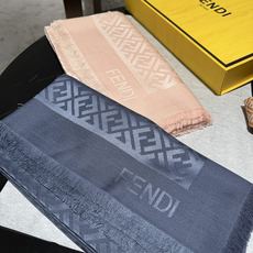 P𝐅𝐞𝐧𝐝𝐢 26新款《FF金银丝提花披肩》Size:140x140cm 材质45%羊毛,45%桑蚕丝, P𝐅𝐞𝐧𝐝𝐢 26新款《FF金银丝提花披肩》Size:140x140cm 材质45%羊毛,45%桑蚕丝,