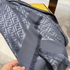 P𝐅𝐞𝐧𝐝𝐢 26新款《FF金银丝提花披肩》Size:140x140cm 材质45%羊毛,45%桑蚕丝, P𝐅𝐞𝐧𝐝𝐢 26新款《FF金银丝提花披肩》Size:140x140cm 材质45%羊毛,45%桑蚕丝,