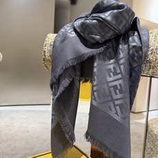 P𝐅𝐞𝐧𝐝𝐢 26新款《FF金银丝提花披肩》Size:140x140cm 材质45%羊毛,45%桑蚕丝, P𝐅𝐞𝐧𝐝𝐢 26新款《FF金银丝提花披肩》Size:140x140cm 材质45%羊毛,45%桑蚕丝,