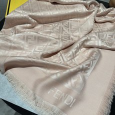 P𝐅𝐞𝐧𝐝𝐢 26新款《FF金银丝提花披肩》Size:140x140cm 材质45%羊毛,45%桑蚕丝, P𝐅𝐞𝐧𝐝𝐢 26新款《FF金银丝提花披肩》Size:140x140cm 材质45%羊毛,45%桑蚕丝,