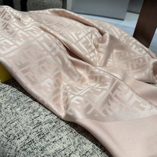 P𝐅𝐞𝐧𝐝𝐢 26新款《FF金银丝提花披肩》Size:140x140cm 材质45%羊毛,45%桑蚕丝, P𝐅𝐞𝐧𝐝𝐢 26新款《FF金银丝提花披肩》Size:140x140cm 材质45%羊毛,45%桑蚕丝,